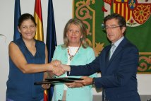 Susana Magro, María ángeles Muñoz y Ángel Fernández, tras la firma del Convenio